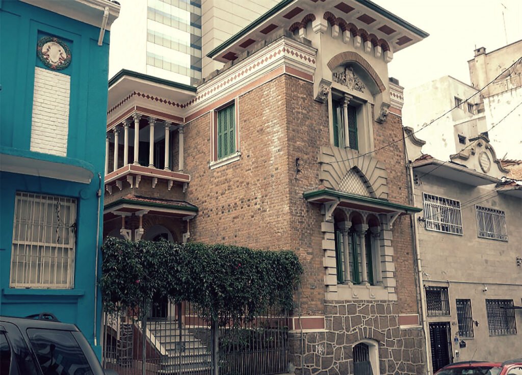 Imagem da Casa Ranzini em São Paulo, destacando sua arquitetura florentina e detalhes históricos