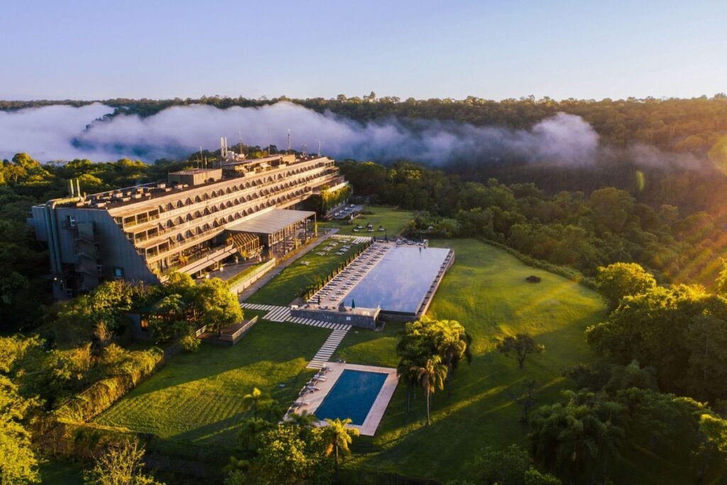Vista aérea de Puerto Iguazú e Cataratas do Iguaçu, destacando opções de hotéis luxuosos na região