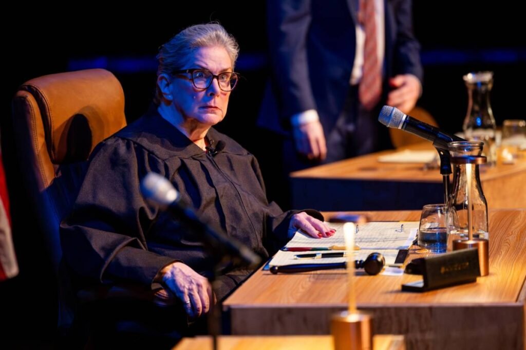 Participante assumindo o papel de jurado em uma experiência de tribunal em São Paulo