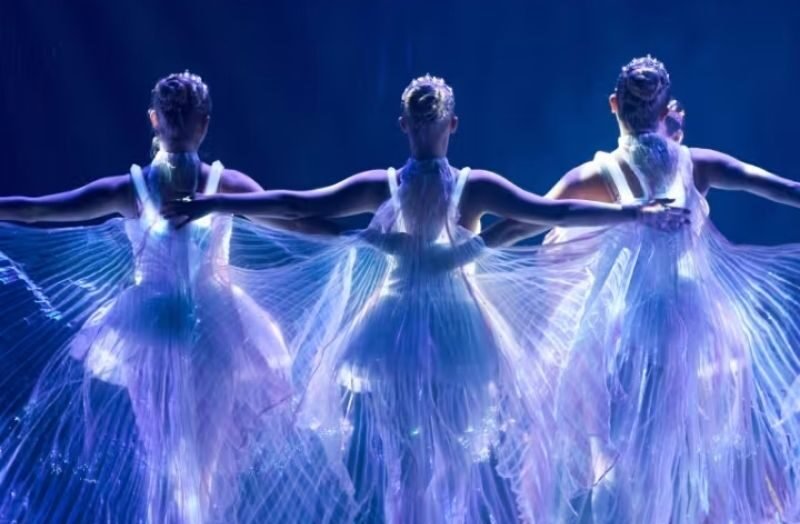 Bailarinos iluminados em cena do balé A Bela Adormecida no Teatro Lauro Gomes