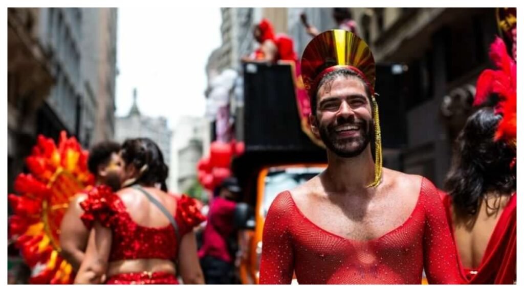 Uma imagem vibrante do Carnaval de São Paulo, representando a diversidade e a presença da comunidade LGBTQIA+ durante as festividades.