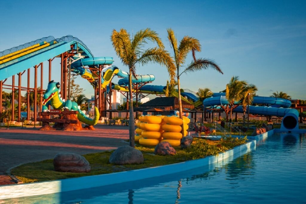 Visão panorâmica do Parque Acquaventura Carneiros com suas atrações aquáticas e a Praia de Carneiros ao fundo