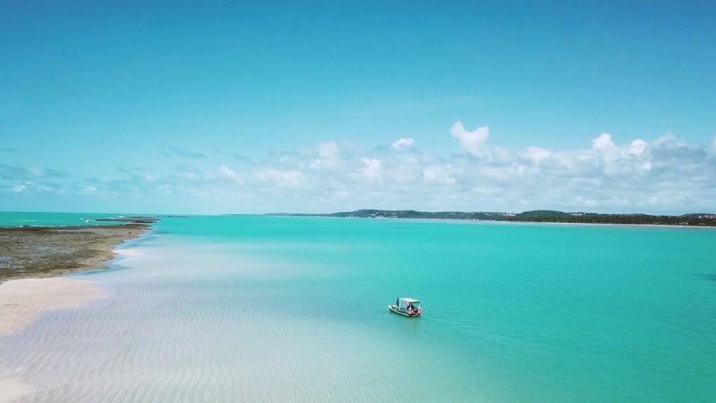 Praia de Japaratinga com coqueiros ao fundo