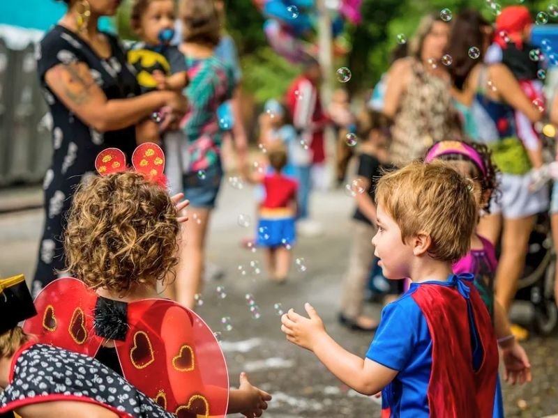 Feijoada deliciosa e crianças se divertindo em um ambiente festivo de Carnaval