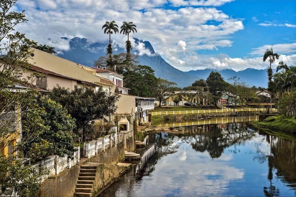 Vista panorâmica de Morretes, Paraná, com as montanhas da Serra do Mar ao fundo