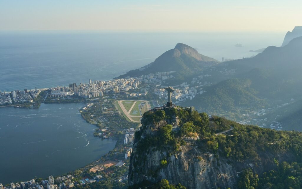 Vista panorâmica do Cristo Redentor e a Baía de Guanabara no Rio de Janeiro