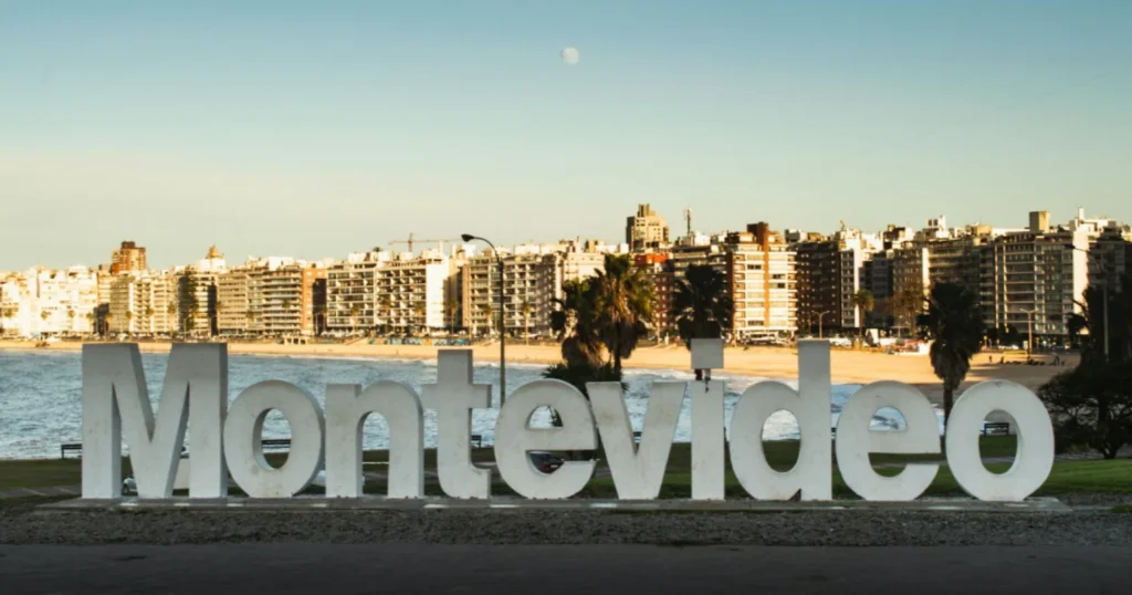 Vista panorâmica de Montevidéu, a capital do Uruguai, com a Rambla e o Rio da Prata ao fundo
