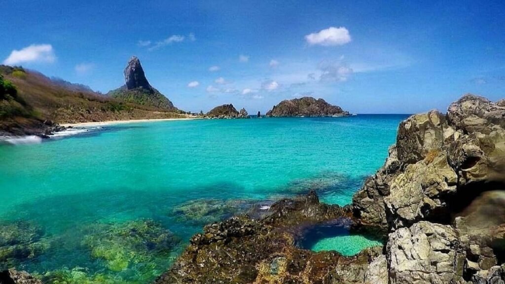 Paisagem paradisíaca de Fernando de Noronha com praias cristalinas e o Morro Dois Irmãos ao fundo