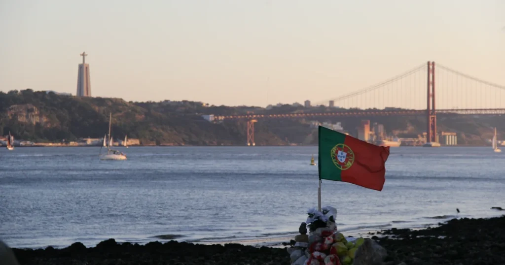 Imagem de um roteiro de viagem em Portugal com paisagens, monumentos e sua rica cultura.