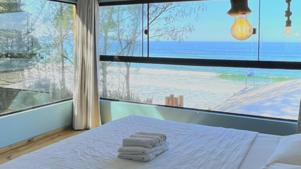 Vista deslumbrante do Graffi Beach House em Florianópolis com acesso à praia