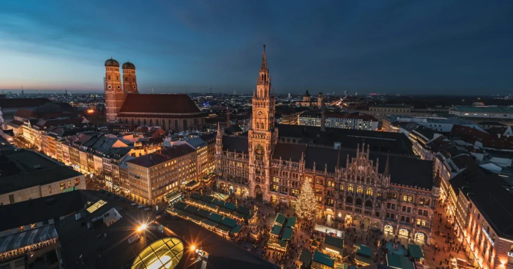 Vista da Marienplatz em Munique com o Neues Rathaus ao fundo