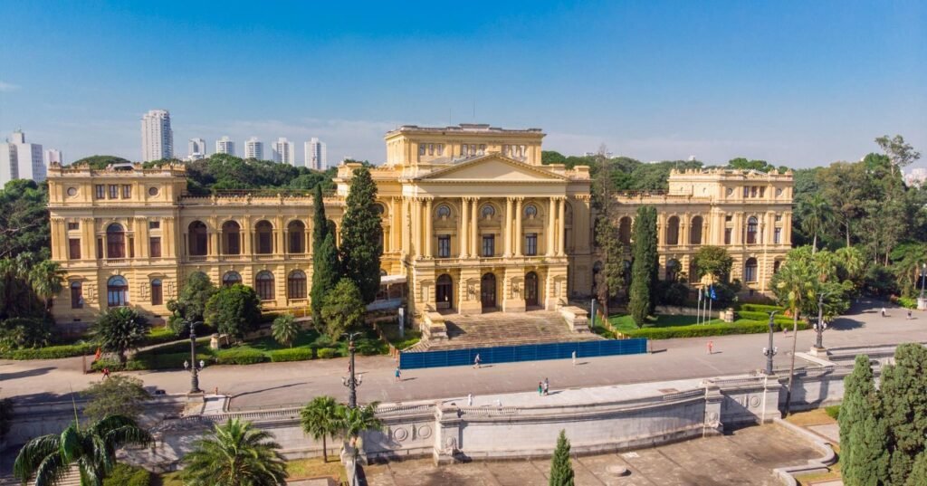 Museu do Ipiranga com sua imponente arquitetura e jardins