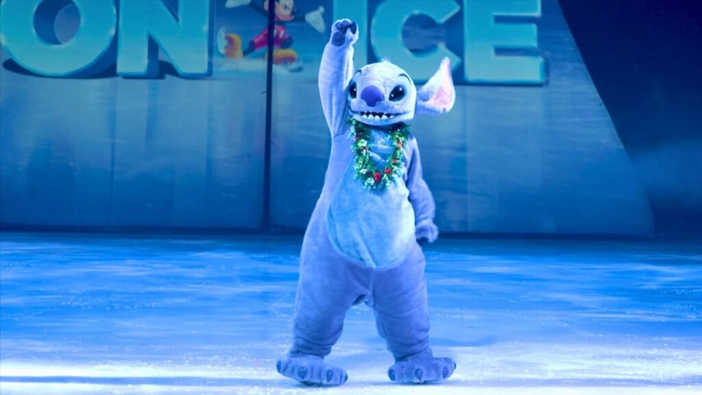Personagem Stitch do Disney On Ice em apresentação no gelo