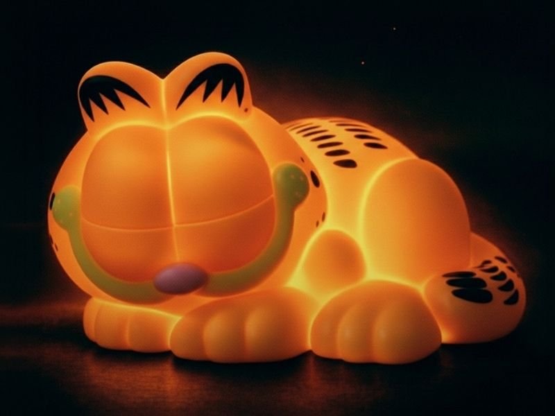 Bonecos do Garfield que brilham no escuro em uma coleção do Habib's