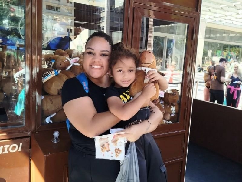 Máquina de garra da Hershey's na Avenida Paulista com pelúcias de capivara disponíveis