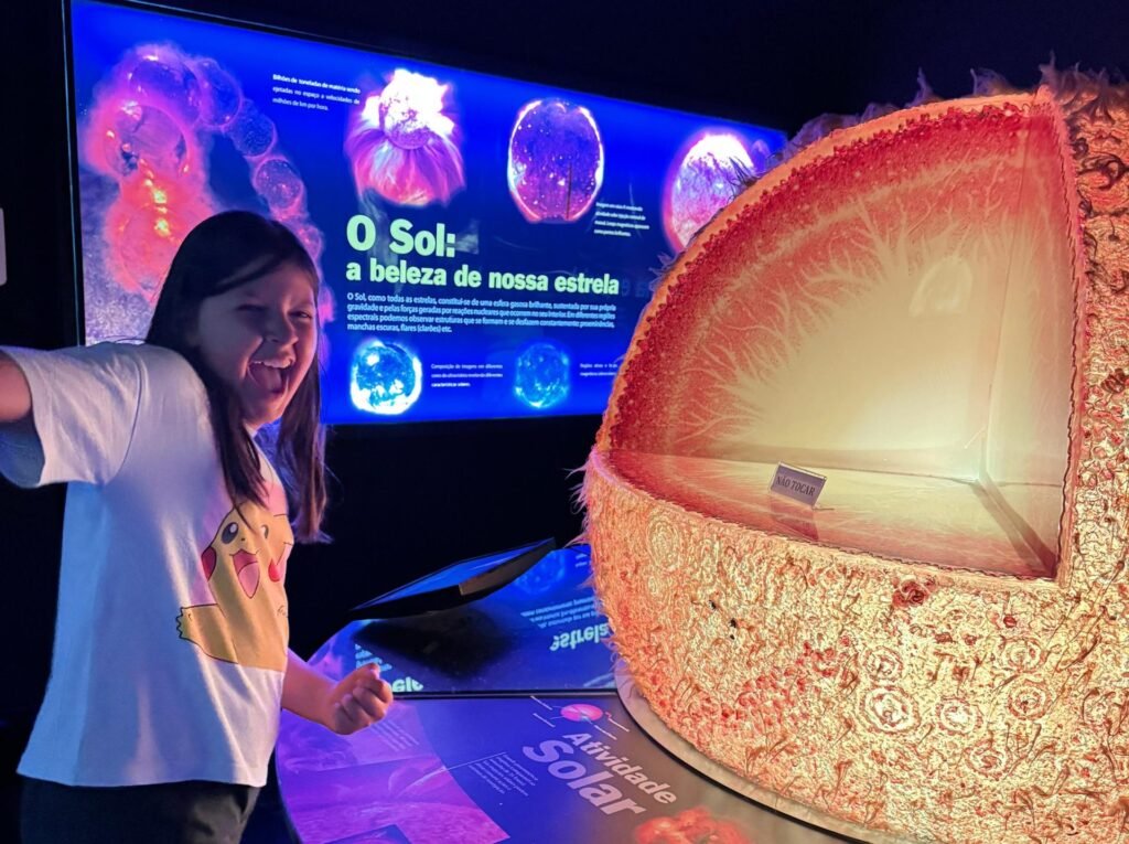 Crianças se divertindo em um parque em São Paulo, aproveitando passeios gratuitos