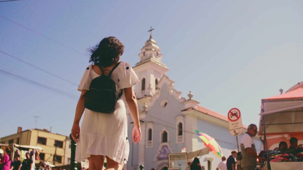 Vista do Jardim Botânico em Curitiba, com sua estufa de vidro e jardins exuberantes