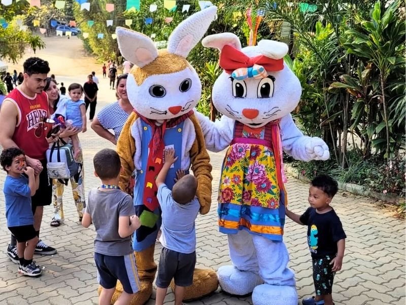 Coelhinhos interagindo com crianças durante a OsterFest na Fazenda Angolana em São Paulo