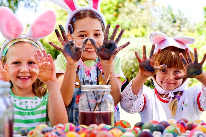 Crianças se divertindo em atividades de Páscoa em São Paulo