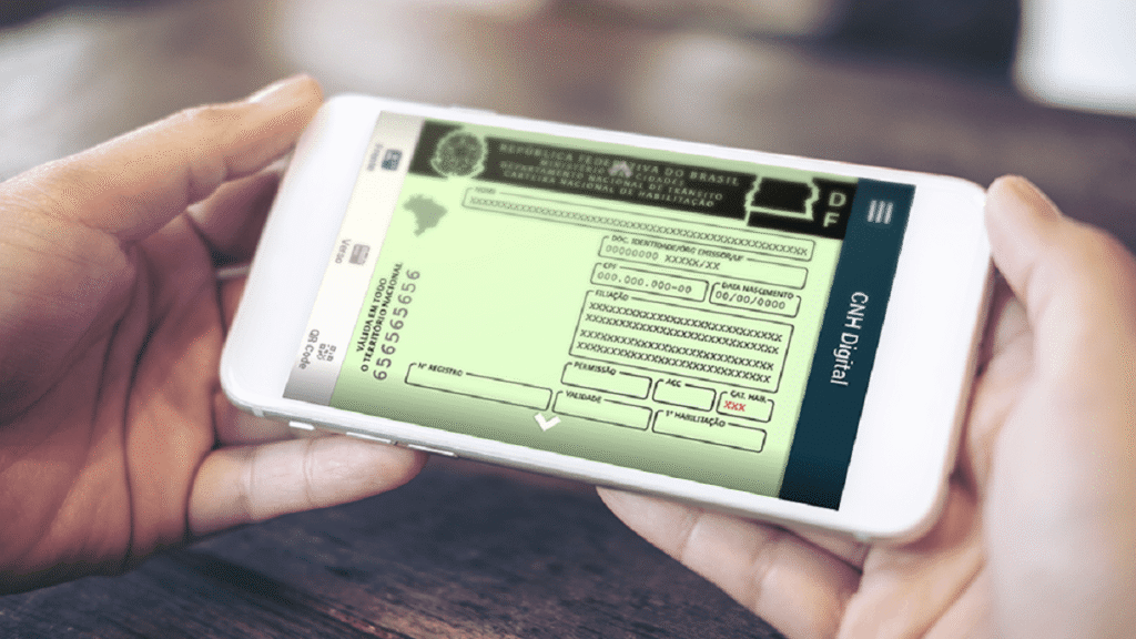 Pessoa mostrando a CNH digital em um celular para alugar um carro