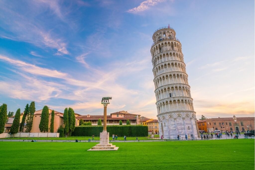 Piazza dei Miracoli com a Torre de Pisa e a Catedral ao fundo