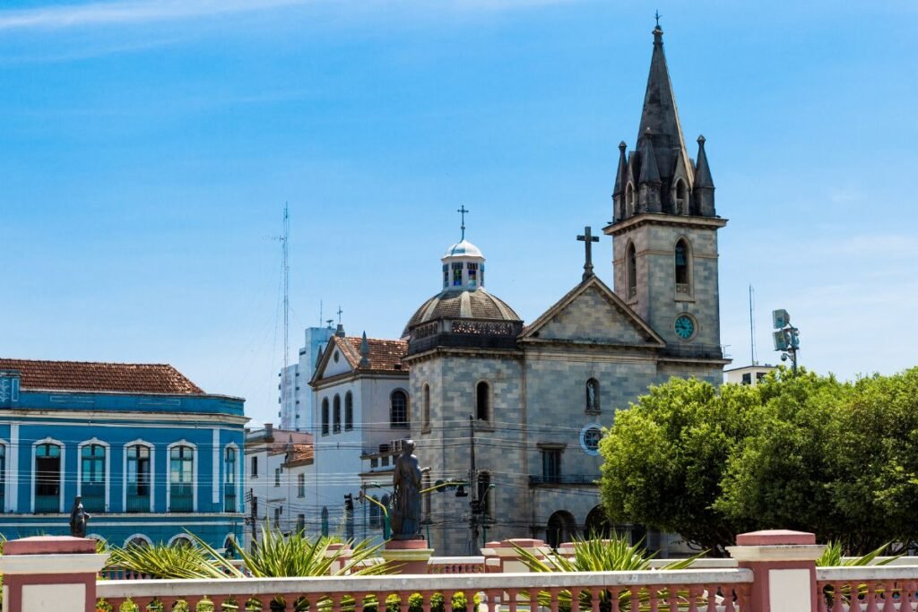 Mapa detalhado do roteiro de 3 a 5 dias em Manaus, incluindo pontos turísticos e opções de hospedagem.