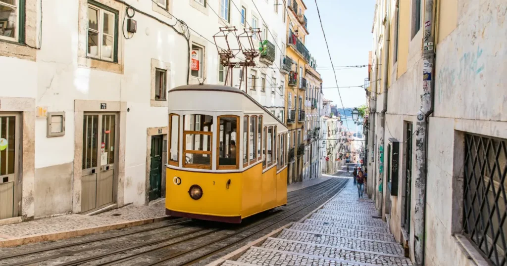 Vista panorâmica de Lisboa com o rio Tejo ao fundo, destacando a Praça do Comércio e o Castelo de São Jorge