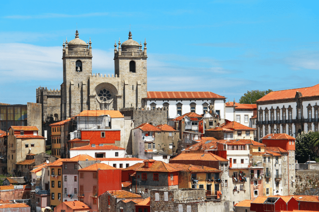 Vista panorâmica do Porto, destacando a Torre dos Clérigos e o Rio Douro