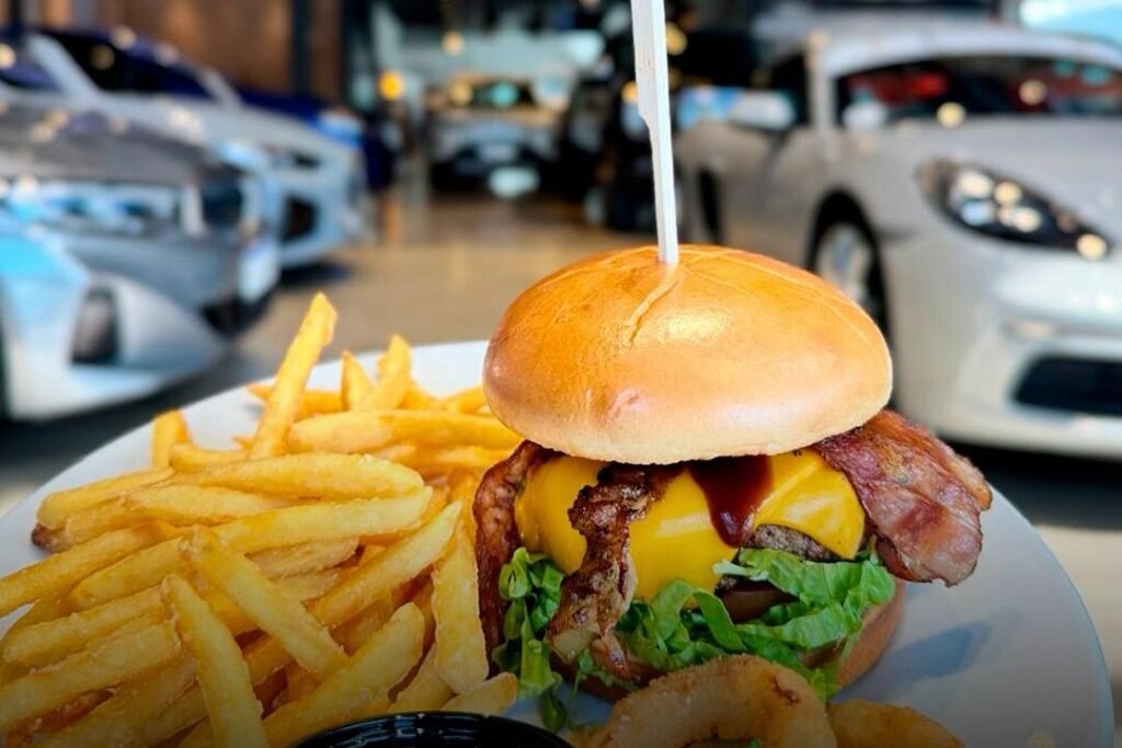 Well's Burger com carros de luxo e hambúrgueres no litoral paulista
