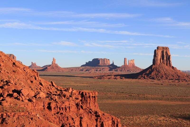 Diversas paisagens icônicas dos Estados Unidos, incluindo praias, montanhas e cidades vibrantes