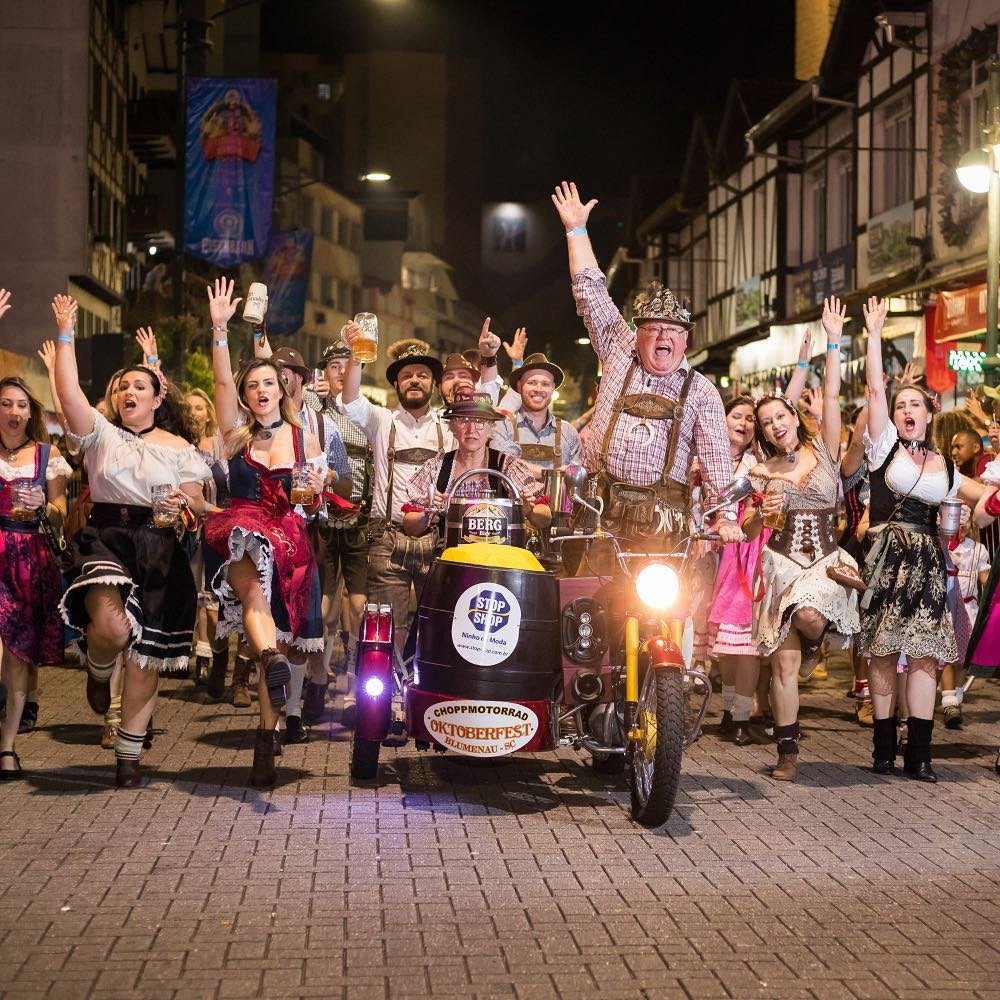 Paisagem do Centro Histórico de Blumenau com arquitetura enxaimel e a locomotiva Macuca