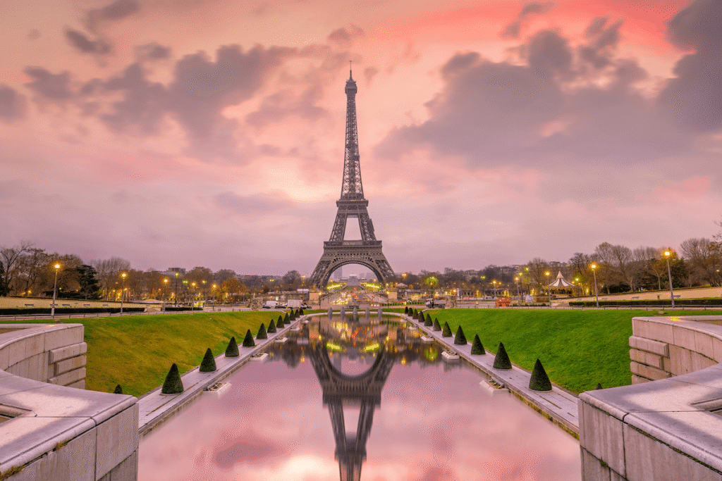 Vista panorâmica da Torre Eiffel em Paris com o céu azul ao fundo