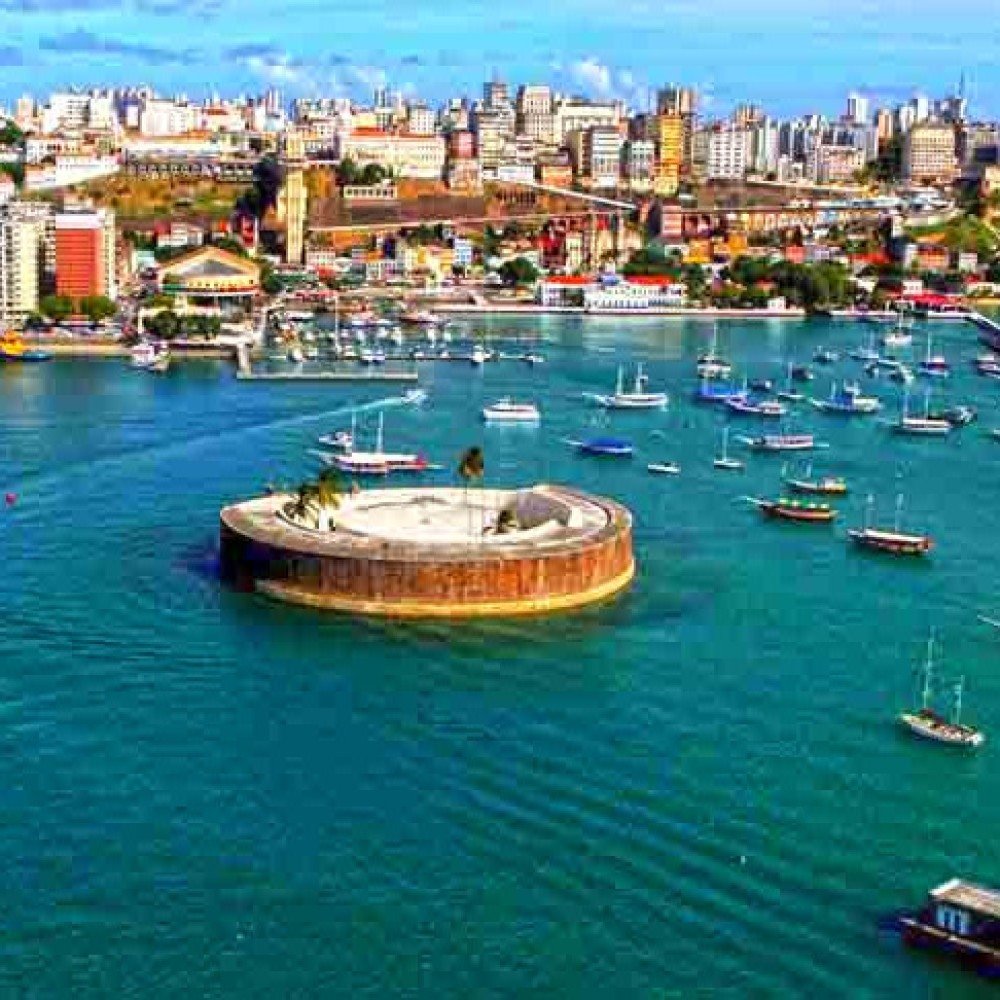 Vista panorâmica de destinos turísticos populares no Brasil, incluindo São Paulo, Rio de Janeiro, Recife, Salvador e Maceió.