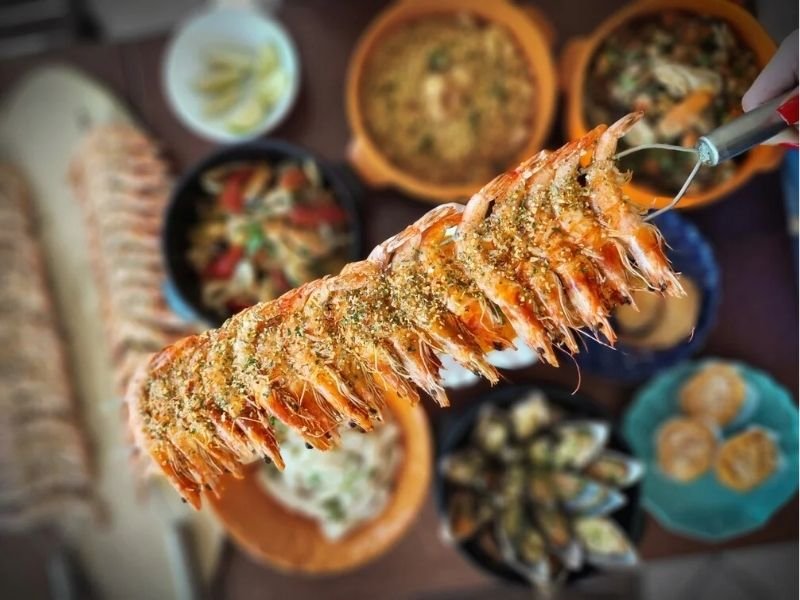 Delícias do Festival do Pescado e Frutos do Mar na CEAGESP, incluindo caranguejos, ostras e pratos variados.