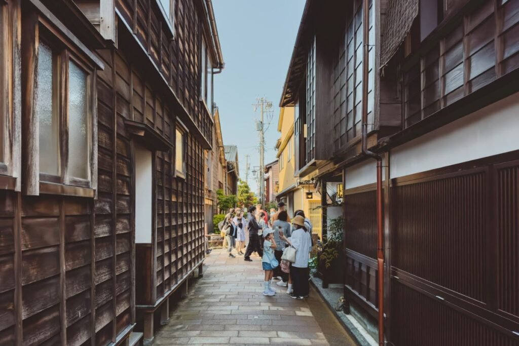 Vista panorâmica do Castelo de Kanazawa, cercado por jardins e flores em Kanazawa, Japão