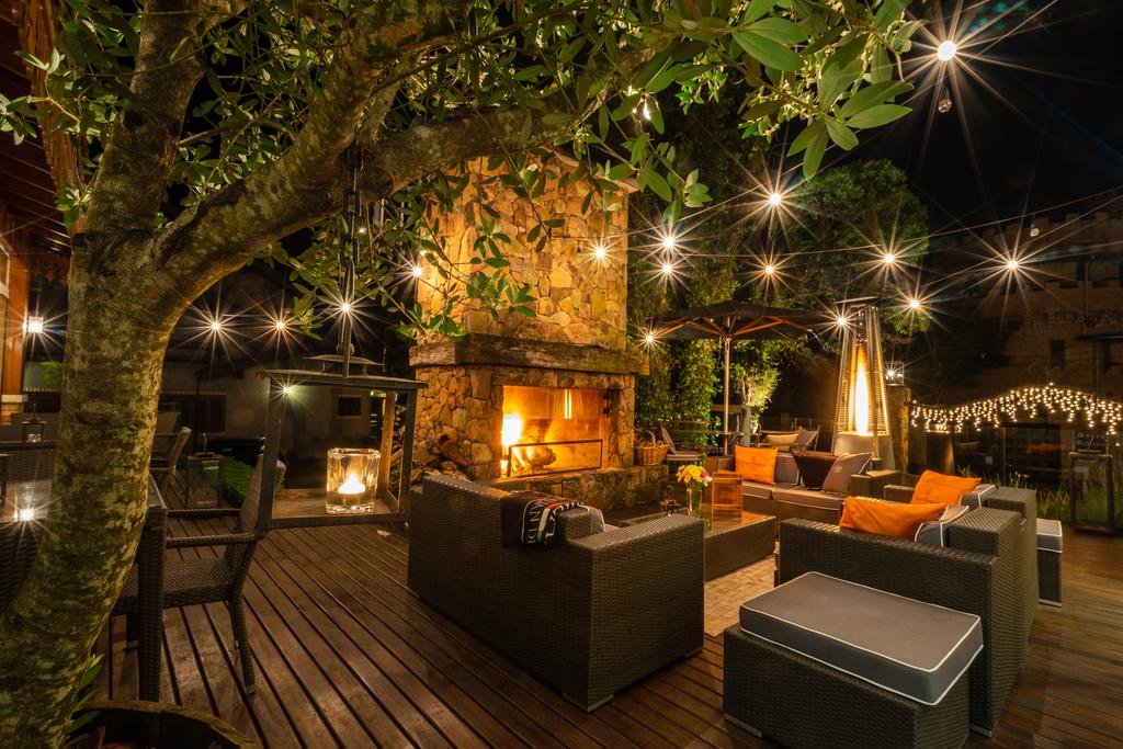 Casal apaixonado em Gramado durante a lua de mel