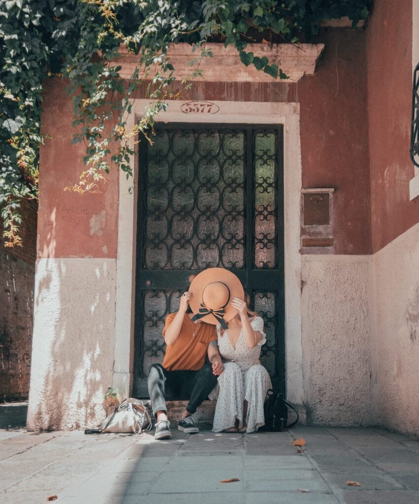 Casal em lua de mel na Toscana, Itália, rodeados por paisagens românticas