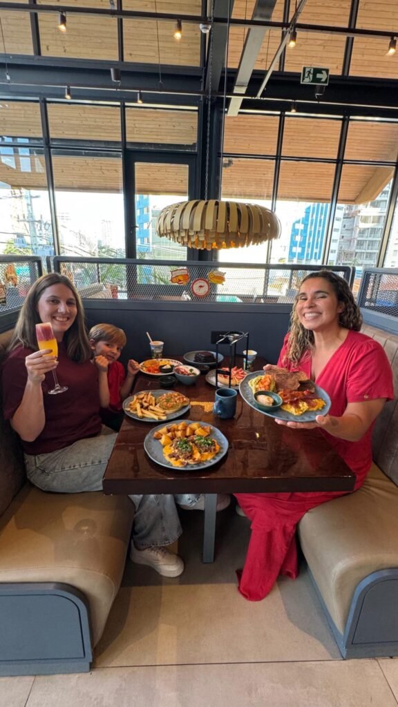 Café da manhã completo do Outback Steakhouse com opções salgadas e doces