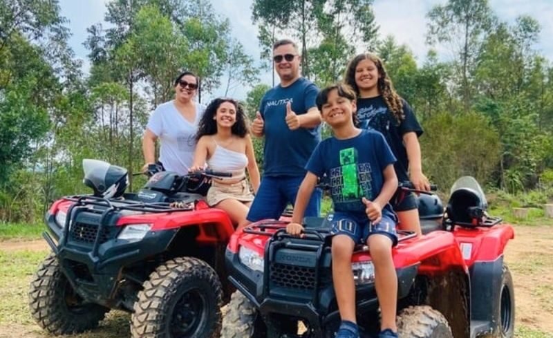 Passeio de quadriciclo na Serra dos Cristais, São Paulo, com vista para a natureza
