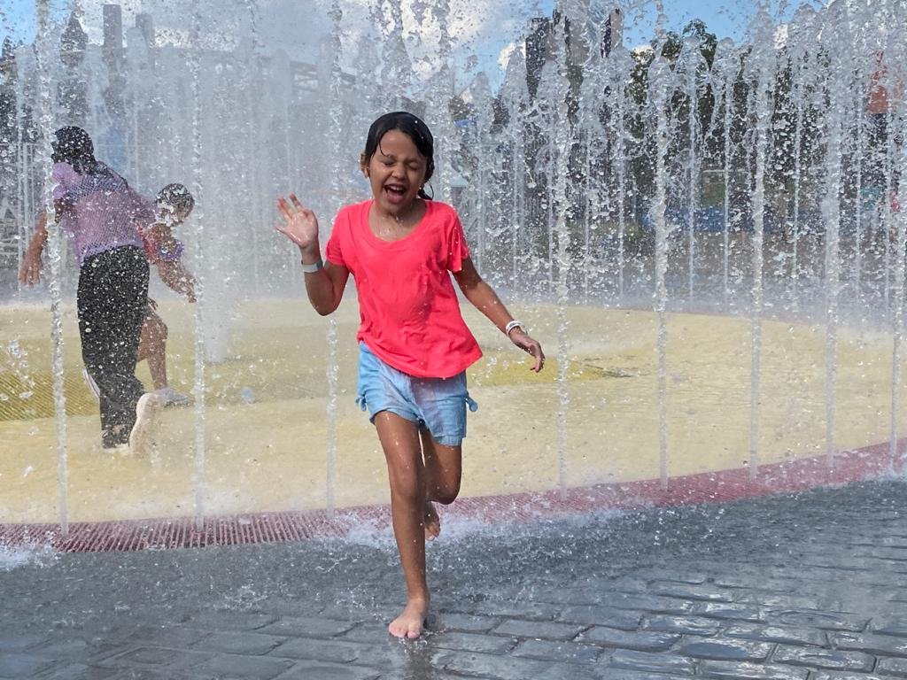 Família se divertindo em passeio no parque com crianças em São Paulo durante o feriado