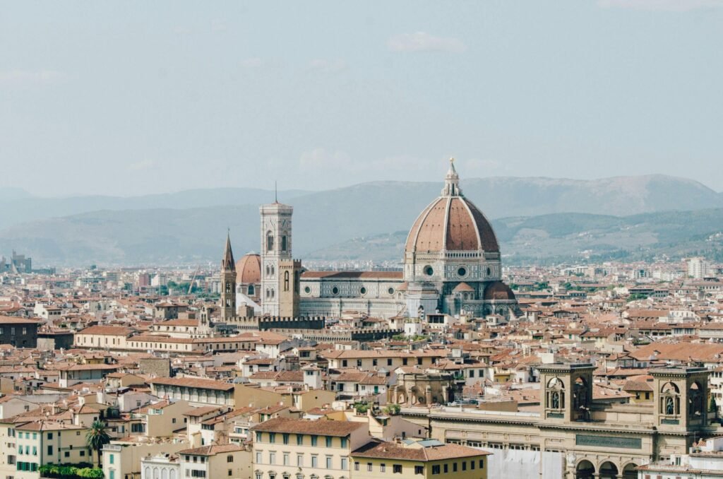Vista da Catedral de Santa Maria del Fiore em Florença com o pôr do sol ao fundo
