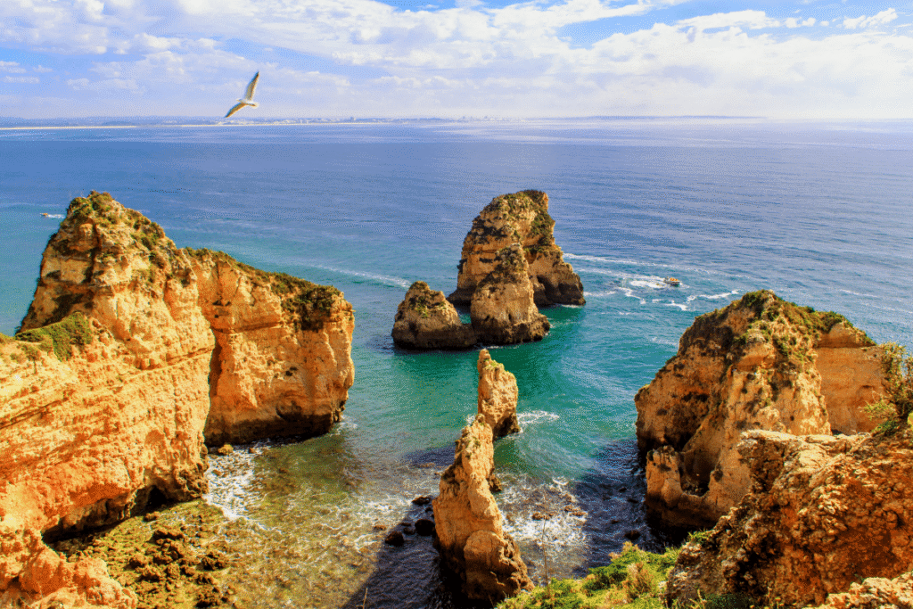 Roteiro de viagem no Algarve, Portugal, com destaque para praias e cidades como Faro, Lagos e Albufeira