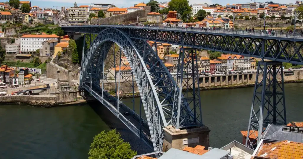 Vista de Lisboa, Portugal, com arquitetura histórica e o rio Tejo ao fundo