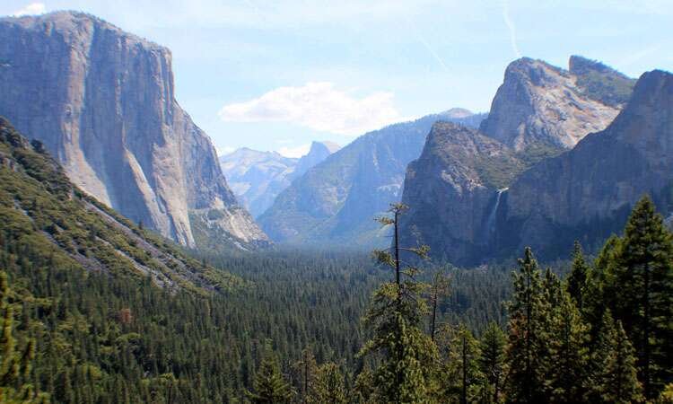 Vista panorâmica do Yosemite Park com cachoeiras e picos de granito ao fundo